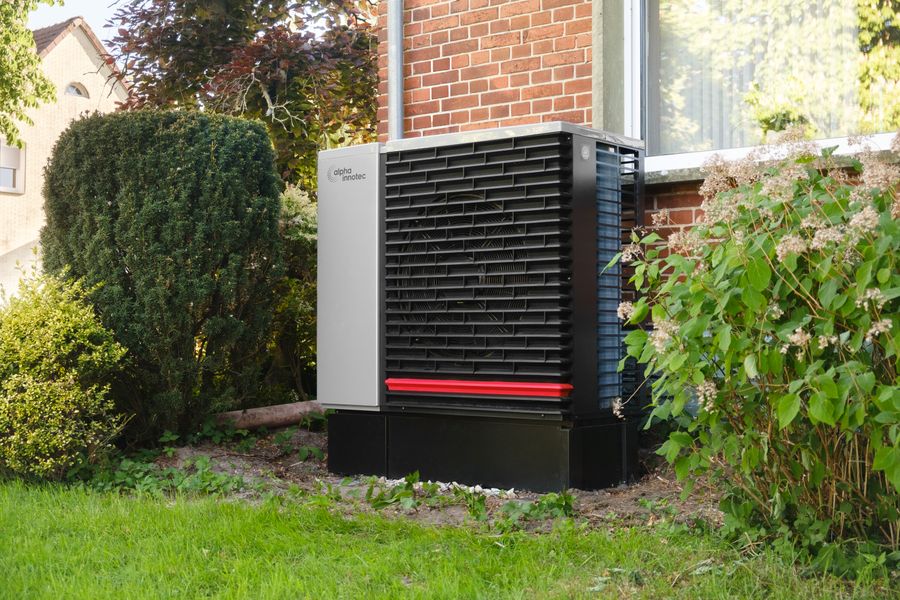 Pompe à chaleur installée dans un jardin résidentiel